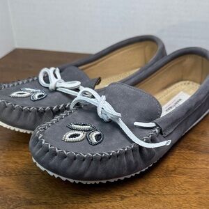 Manitobah Mukluks Womens Gray Leather Moccasin Beaded Slip-on Shoes, sz 7